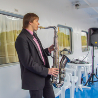 Нас встречал саксофонист...