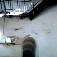 Узкие вход и лестница
