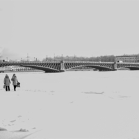 Мост в черно - белом Петербурге