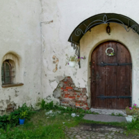 Дверь старого дома