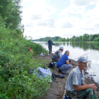 Вот и первая рыбка попалась.