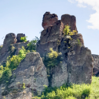 Начало подъема в гору - от подножия скалы.