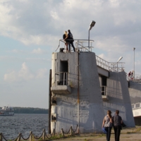 Хорошо смотреть на Волгу вдвоём