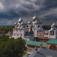 "Днесь светло́ красуется славный град Ростов!"