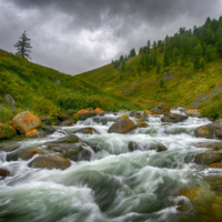 Удивительная вода в горной реке.