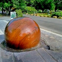 Вращающийся шар в водяной подушке на гранитном куб