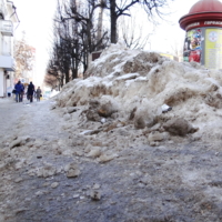 Падает с крыши лёд, кому-то  опять везёт...