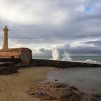 Башня маяка на атлантическом побережье в Рабате
