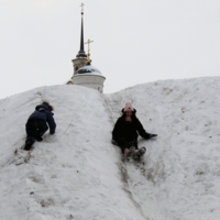 Впала в детства колею)