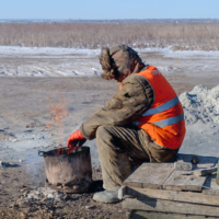 Присел руки погреть