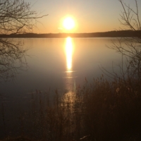 Закат на озере поздней осенью