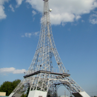 Эйфелева башня в селе Париж