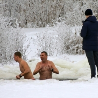 Говорил... давай для сугреву...