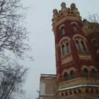 Красная башня в центре города 1