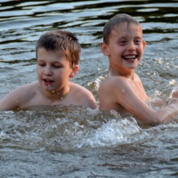 Дети в озере