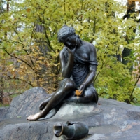 Урну с водой уронив, об утес ее дева разбила