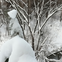 Снежный человек над речкой в овраге