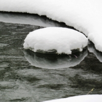 Ледяной островок в снежной шапке
