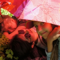 Трио под зонтом