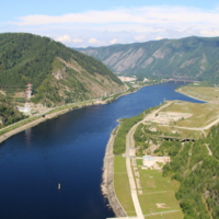С высоты плотины Саяно-Шушенской ГЭС