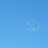 Пузыри легко взлетают, цветом радуги сияют
