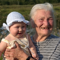Бабушка и правнучка - чья радость больше?