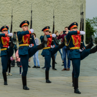 Кто там шагает правой?... Левой, левой, левой!...