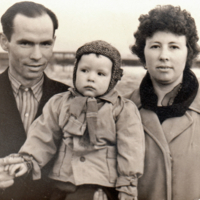 Обычный снимок обычной советской семьи.