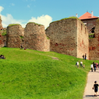 Средневековый замок в г. Бауска, Латвия.