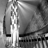 Лестница на второй этаж и люстра в ЗАГСе.