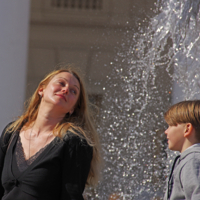 Мама у фонтана