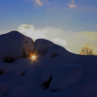 подглядывает