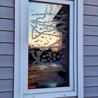 отразилась зорька в маленьком оконце