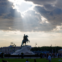 Давно здесь город заложё'н