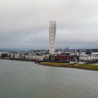 Цепляется за облака