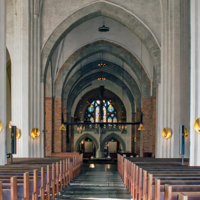 Без икон и росписей