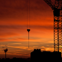 Огненный закат в большом городе