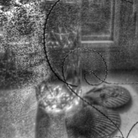 На подоконнике стакан с водой стоял.