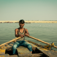 По священному Гангу за умеренную плату