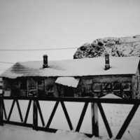 немного покосился