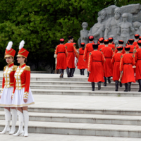 Пришли девчонки - стоят в сторонке!