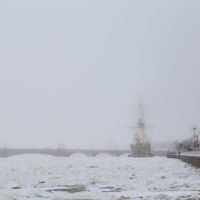 Дремлет притихший северный город...