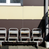 Жесткие сиденья, жесткий свет