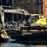 Работы по очистке городского канала.