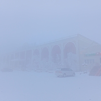 Над городом повис седой туман