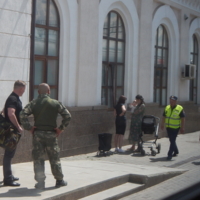 А из нашего окна куртка яркая видна...