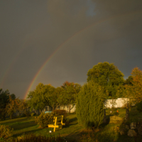 яркая дуга над деревней
