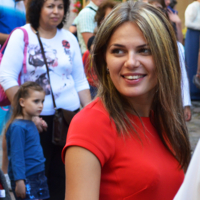 Девушка в красном