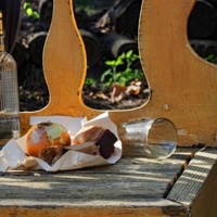 В парке на скамейке...