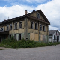 Под небом голубым..